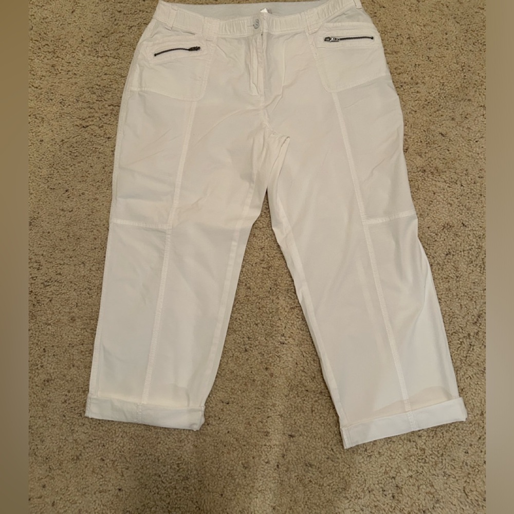 Chico’s White Capris size 2.5 (12-14).